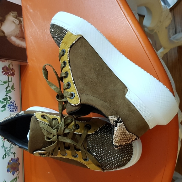 NEW Vince Camuto Leather & Suede Bling Rhinestone Multi-toned Sneakers - Picture 14 of 17